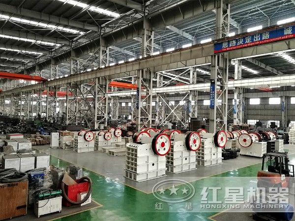 時(shí)產(chǎn)50噸，出料0.2-0.3mm的大理石制砂機(jī)車(chē)間一角