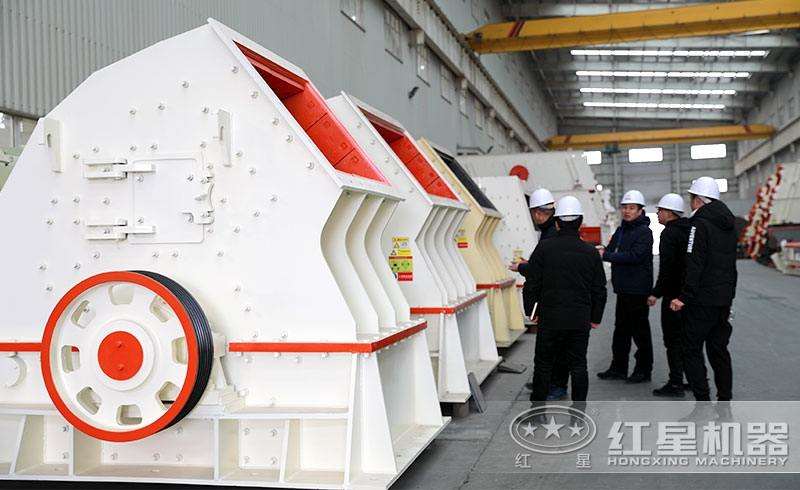 大型錘破機(jī)展示，客戶參觀現(xiàn)場