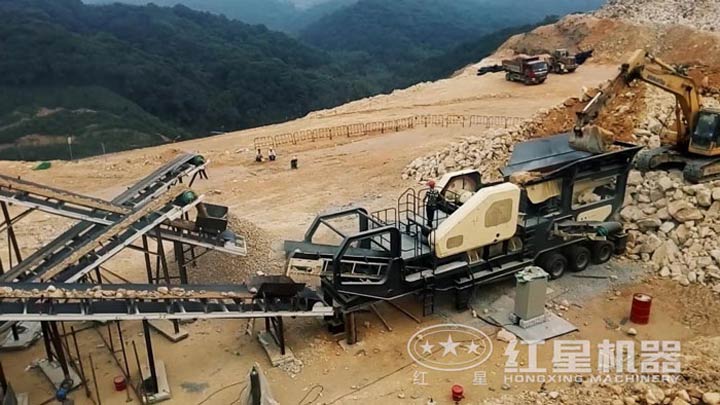 石灰石移動破碎生產(chǎn)線現(xiàn)場，配移動顎破機(jī)