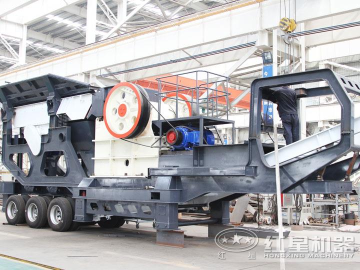小型移動(dòng)顎式破碎車集給料、破碎、傳輸為一體