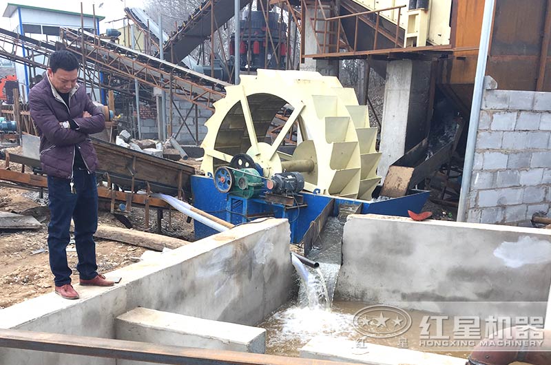 洗砂現(xiàn)場，建設(shè)沉淀池