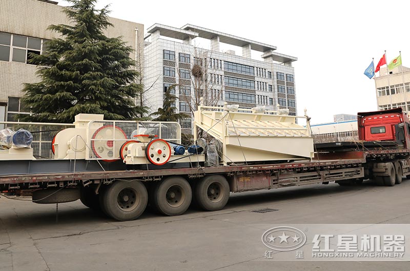 對(duì)輥制砂機(jī)裝車發(fā)貨中